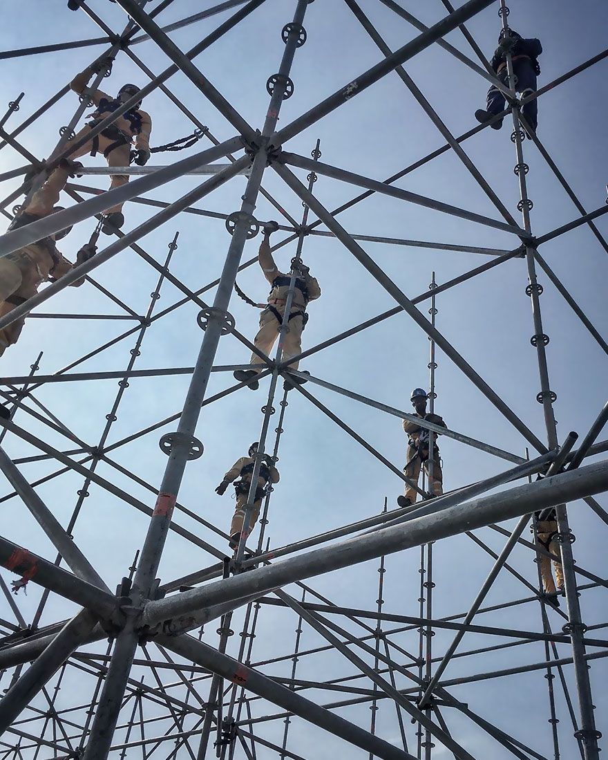 giant-athlete-art-installation-olympics-rio-de-janeiro-jr-1