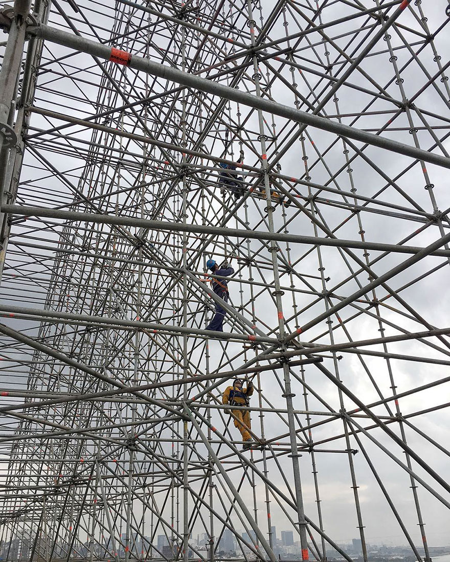 giant-athlete-art-installation-olympics-rio-de-janeiro-jr-3 giant-athlete-art-installation-olympics-rio-de-janeiro-jr-3