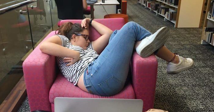 Girl Falls Asleep At Uni, And The Internet’s Response Is Wilder Than Her Dreams