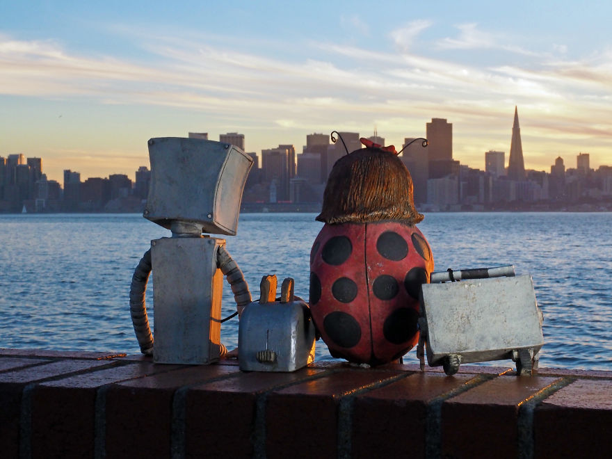 I Wrote, Sculpted, And Photographed A Sad Story About One Of My Ceramic Robots I Wrote, Sculpted, And Photographed A Sad Story About One Of My Ceramic Robots