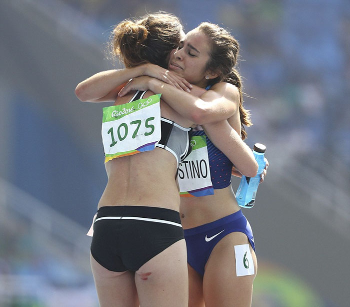 rio-olympics-runners-help-each-other-abbey-dagnostino-nikki-hamblin-14 rio-olympics-runners-help-each-other-abbey-dagnostino-nikki-hamblin-14