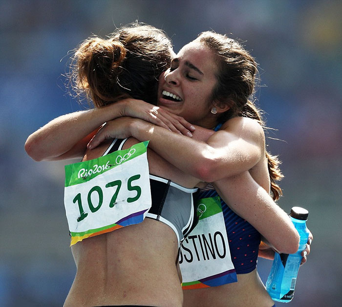 rio-olympics-runners-help-each-other-abbey-dagnostino-nikki-hamblin-6 rio-olympics-runners-help-each-other-abbey-dagnostino-nikki-hamblin-6