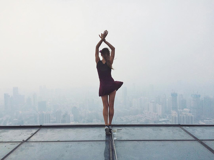 roof-climbing-girl-dangerous-selfies-angela-nikolau-russia-5 roof-climbing-girl-dangerous-selfies-angela-nikolau-russia-5