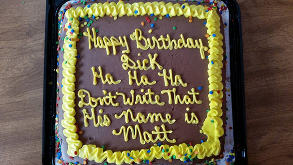 Birthday cake fail with humorous message instead of correct greeting.