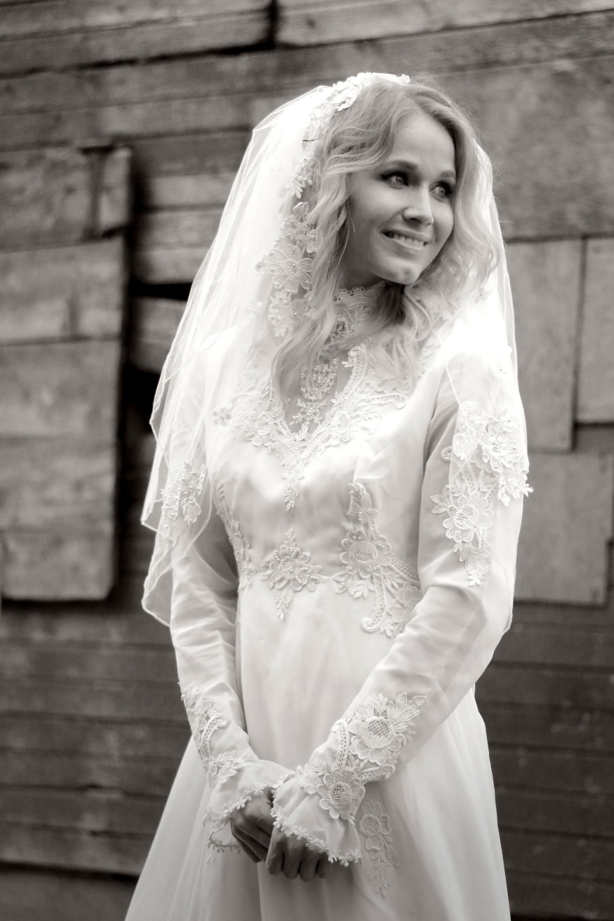 I Honored My Late Mother With A Photoshoot In Her Wedding Dress That We Thought Was Lost