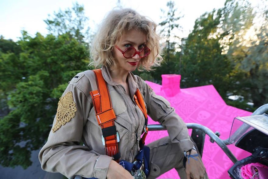 Polish Artist Covers A 100-Year-Old House In Finland With Pink Crochet Polish Artist Covers A 100-Year-Old House In Finland With Pink Crochet