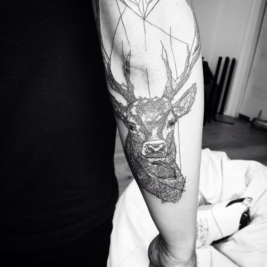 Arm adorned with a sketchy tattoo of a deer, highlighting colorful tattoo artistry by Vesna in a monochrome setting.