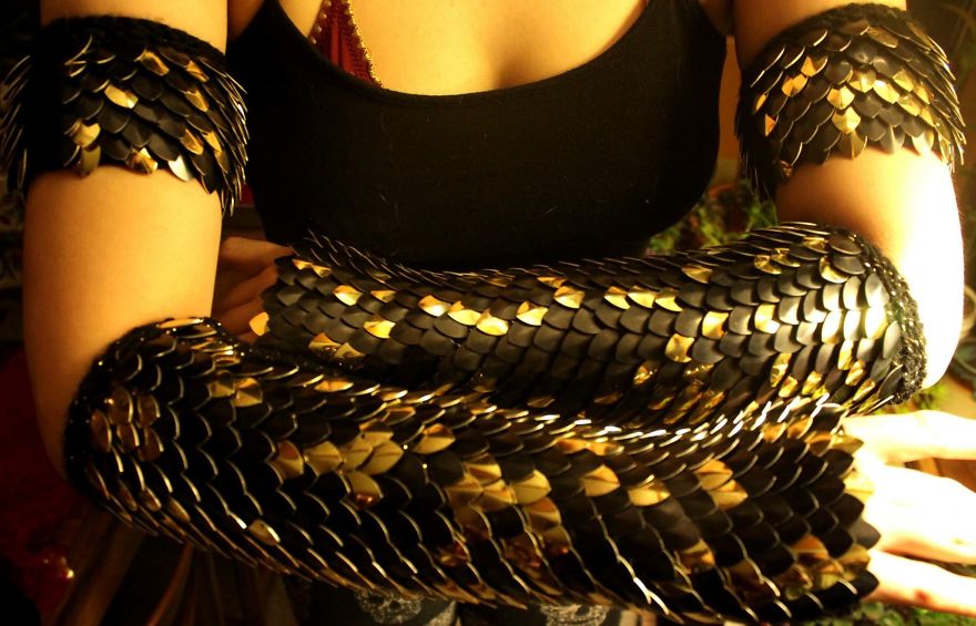 Fiber Artist Knits Aluminum Scales Into Wearable Art Fiber Artist Knits Aluminum Scales Into Wearable Art