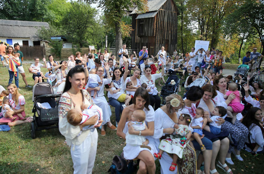Over 100 Women Started Breastfeeding In Public At A Romanian Museum Over 100 Women Started Breastfeeding In Public At A Romanian Museum