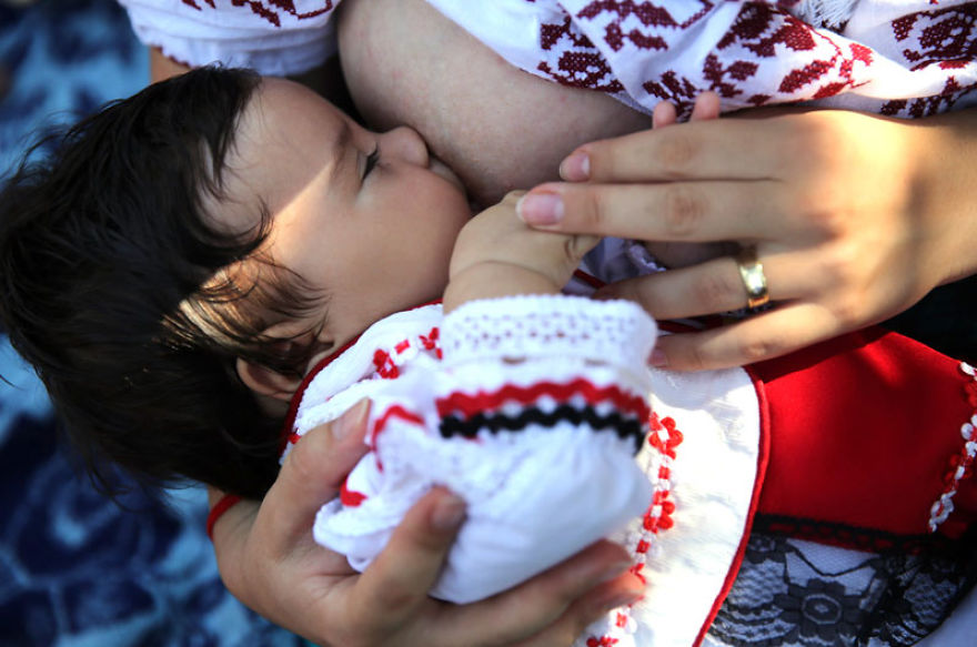 Over 100 Women Started Breastfeeding In Public At A Romanian Museum