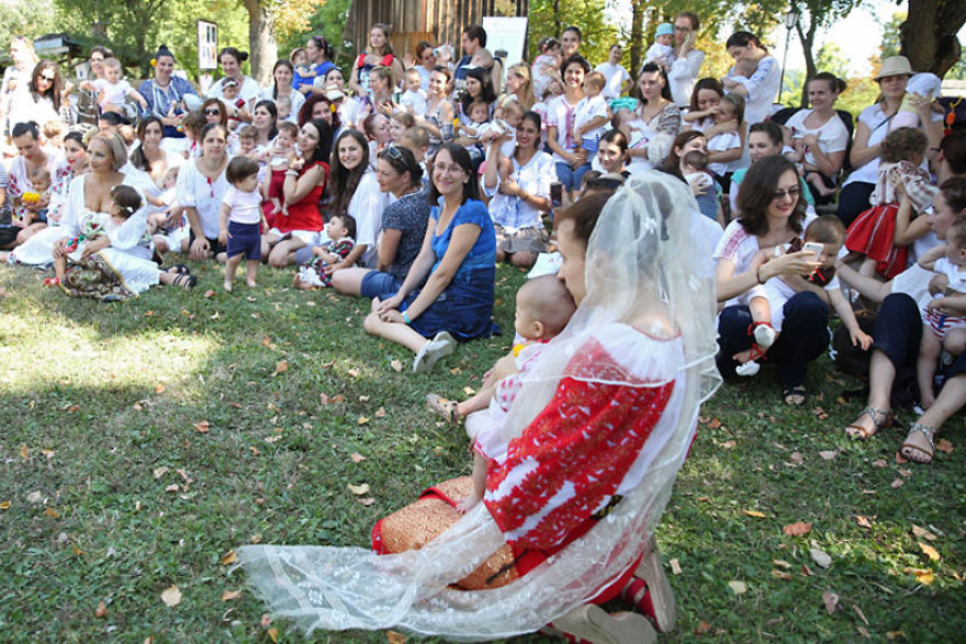 Over 100 Women Started Breastfeeding In Public At A Romanian Museum Over 100 Women Started Breastfeeding In Public At A Romanian Museum
