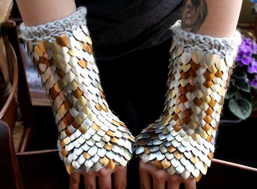 Fiber Artist Knits Aluminum Scales Into Wearable Art Fiber Artist Knits Aluminum Scales Into Wearable Art