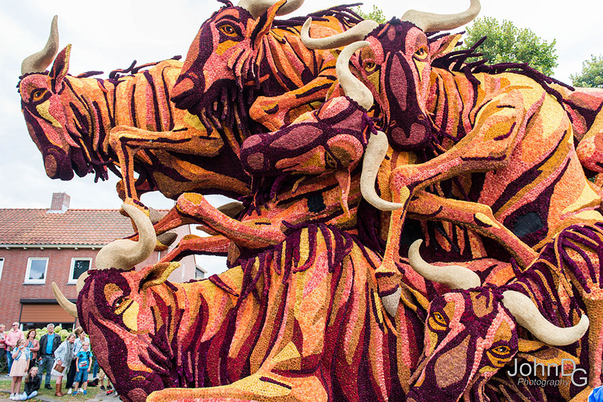10 Giant Flower Sculptures Made From Dahlias At World’s Largest Flower Parade In The Netherlands 10 Giant Flower Sculptures Made From Dahlias At World’s Largest Flower Parade In The Netherlands