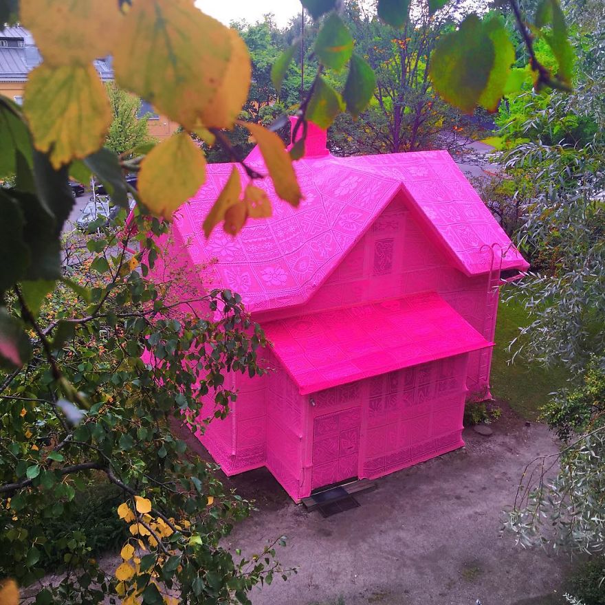 Polish Artist Covers A 100-Year-Old House In Finland With Pink Crochet Polish Artist Covers A 100-Year-Old House In Finland With Pink Crochet