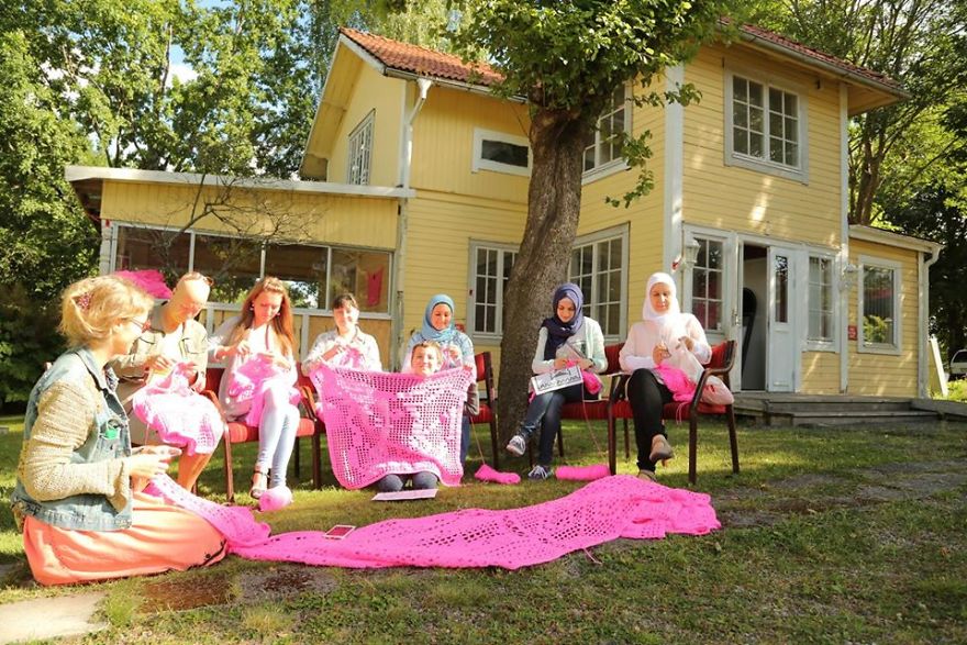 Polish Artist Covers A 100-Year-Old House In Finland With Pink Crochet Polish Artist Covers A 100-Year-Old House In Finland With Pink Crochet
