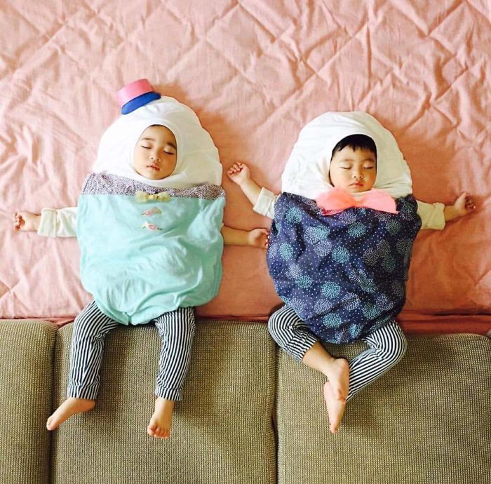 Sleeping-japanese-twins-mom-dress-up-kids-photography-ayumiichi