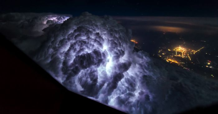 Pilot Captures Breathtaking Pictures of Storms and SkiesPilot Captures Breathtaking Pictures of Storms and Skies