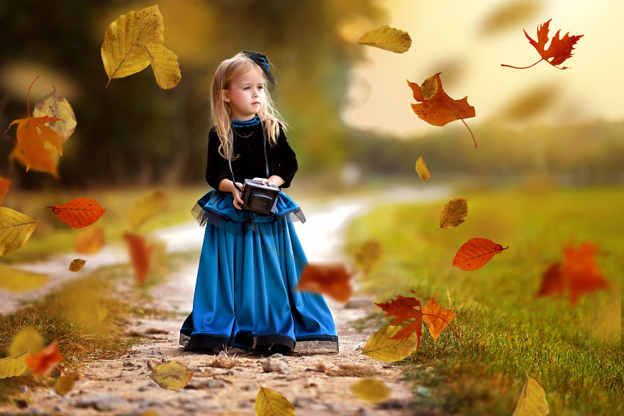 I Photograph My 5-Year-Old Daughter And Her Friends In Different Scenarios Wearing Costumes Made By My Mother I Photograph My 5-Year-Old Daughter And Her Friends In Different Scenarios Wearing Costumes Made By My Mother