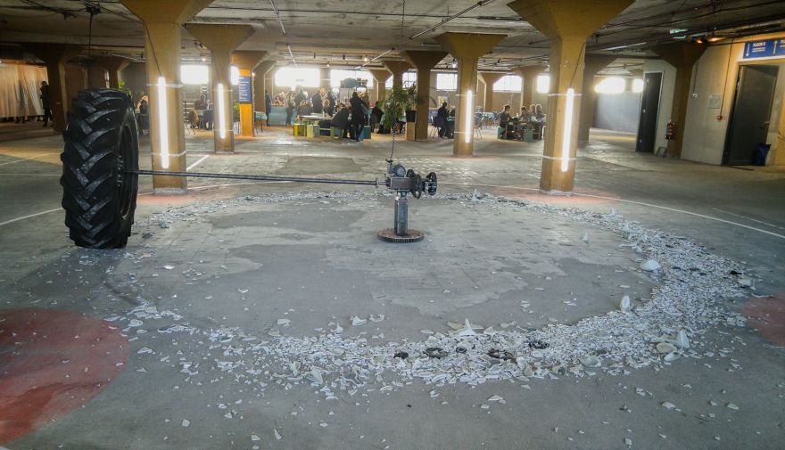 Rotating Tracktorwheel, Veemgebouw