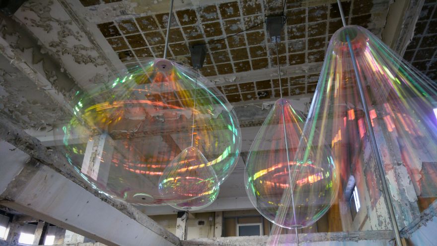 Spinning Strings (fyi Not Soap Bubbles), Veemgebouw