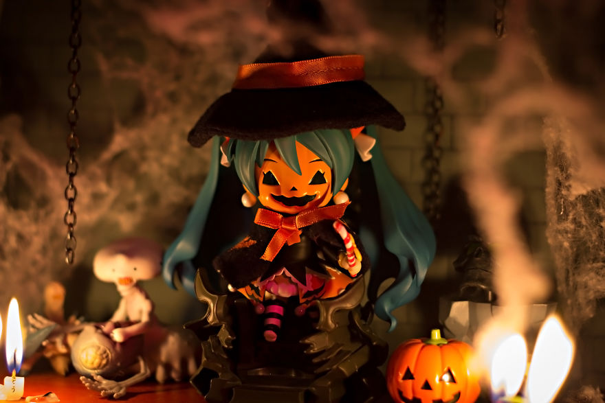 Cute Halloween-Themed Photoshoot Of Toys