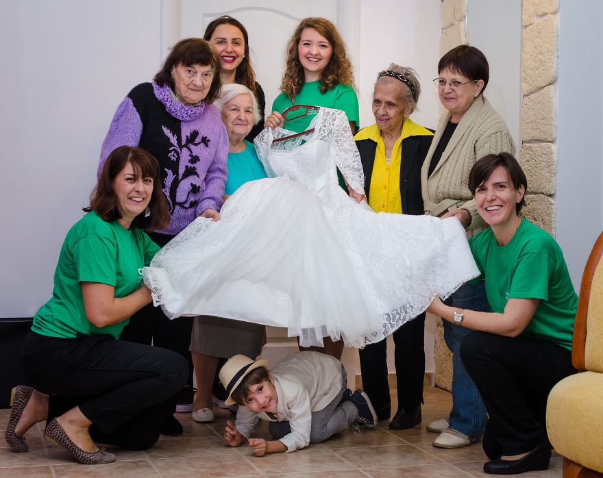 Bride Invites Lonely Grannies To Be Her Bridesmaids Bride Invites Lonely Grannies To Be Her Bridesmaids