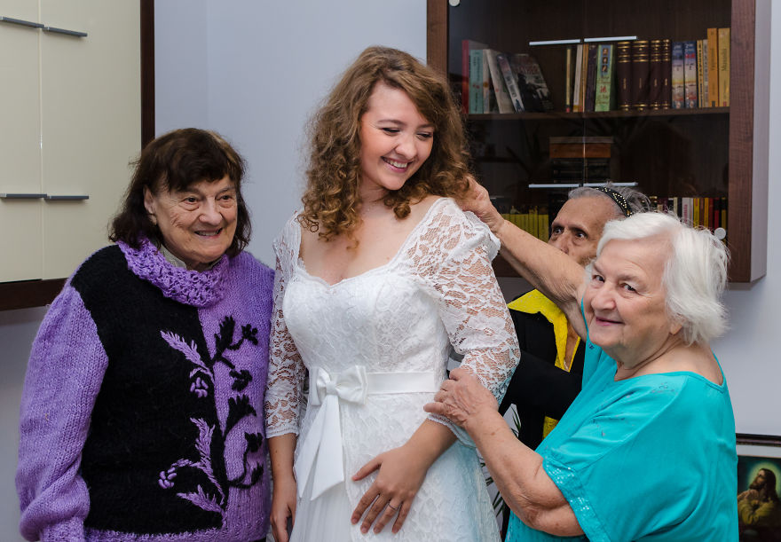 Bride Invites Lonely Grannies To Be Her Bridesmaids Bride Invites Lonely Grannies To Be Her Bridesmaids