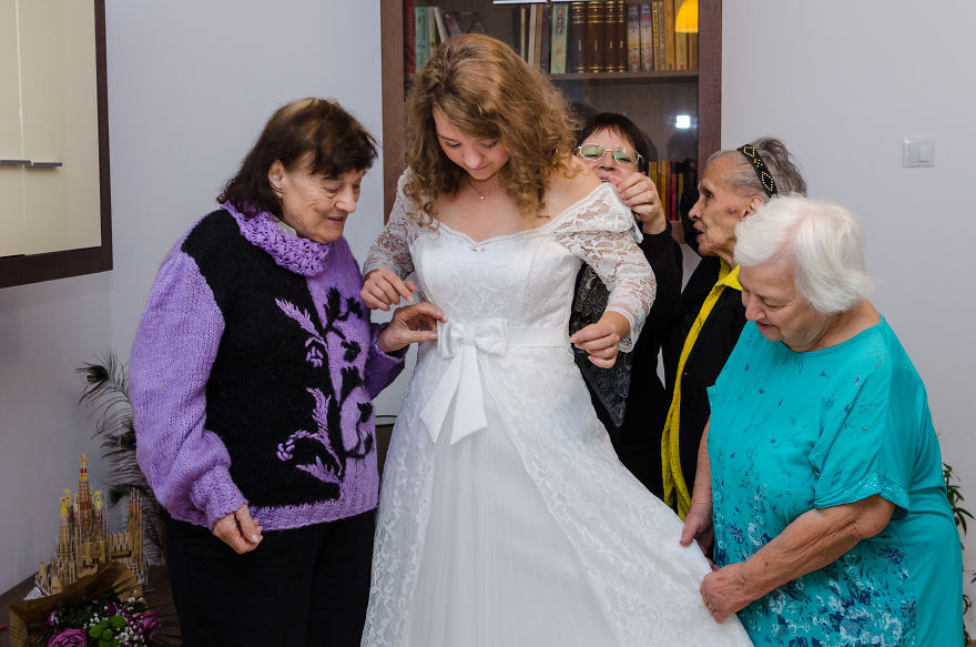 Bride Invites Lonely Grannies To Be Her Bridesmaids Bride Invites Lonely Grannies To Be Her Bridesmaids