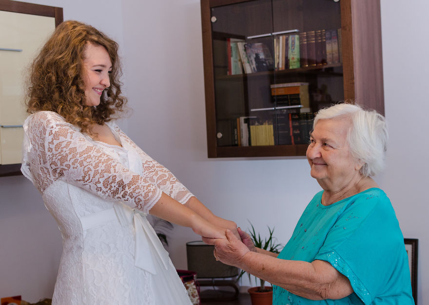 Bride Invites Lonely Grannies To Be Her Bridesmaids Bride Invites Lonely Grannies To Be Her Bridesmaids