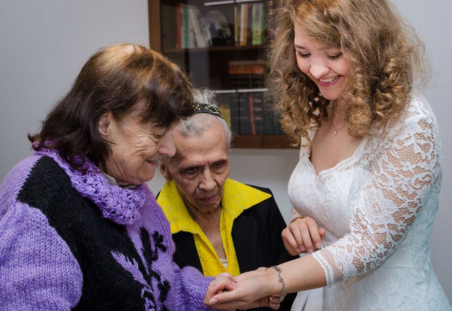 Bride Invites Lonely Grannies To Be Her Bridesmaids Bride Invites Lonely Grannies To Be Her Bridesmaids