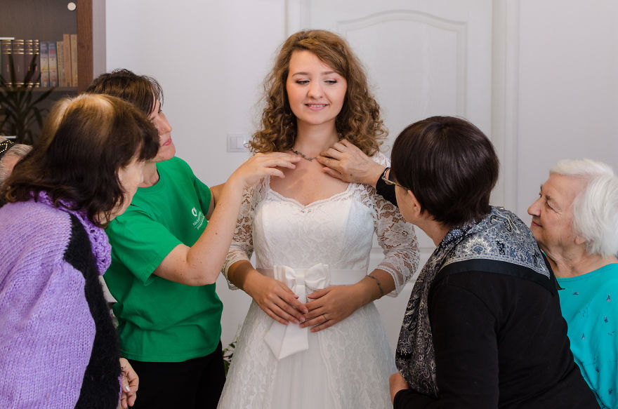 Bride Invites Lonely Grannies To Be Her Bridesmaids Bride Invites Lonely Grannies To Be Her Bridesmaids