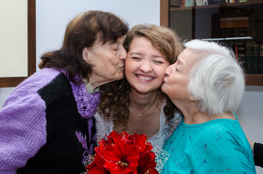 Bride Invites Lonely Grannies To Be Her Bridesmaids Bride Invites Lonely Grannies To Be Her Bridesmaids
