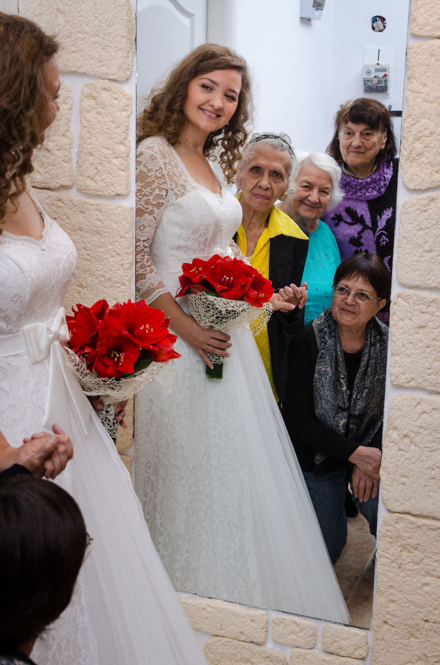 Bride Invites Lonely Grannies To Be Her Bridesmaids Bride Invites Lonely Grannies To Be Her Bridesmaids