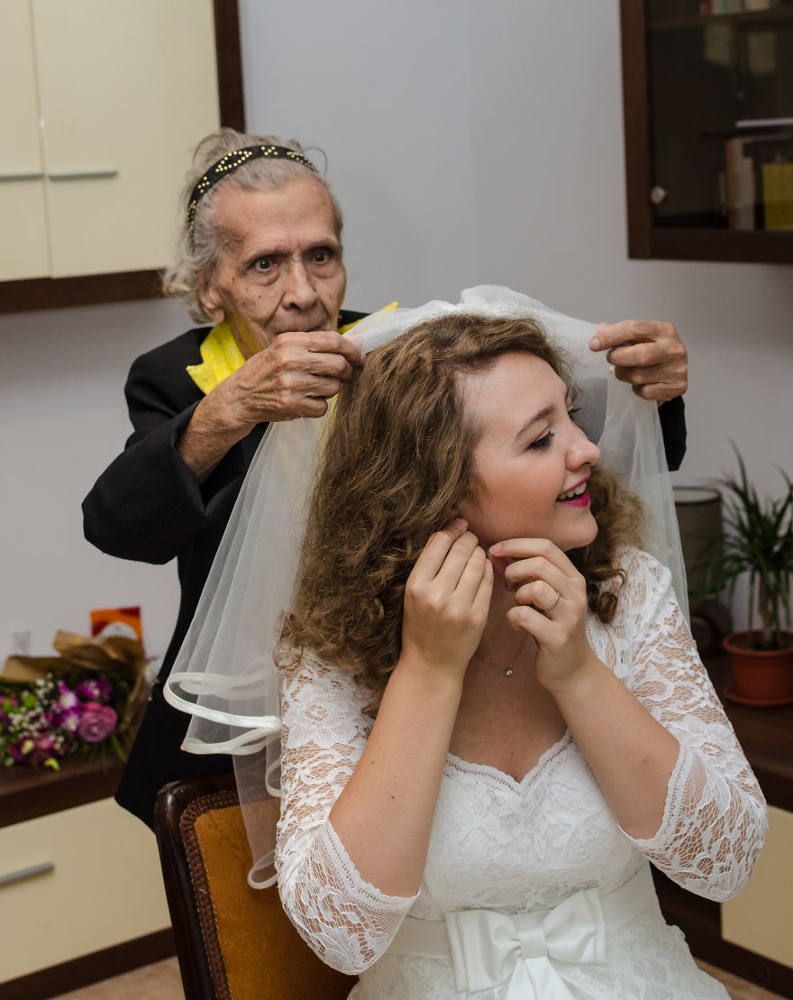 Bride Invites Lonely Grannies To Be Her Bridesmaids Bride Invites Lonely Grannies To Be Her Bridesmaids