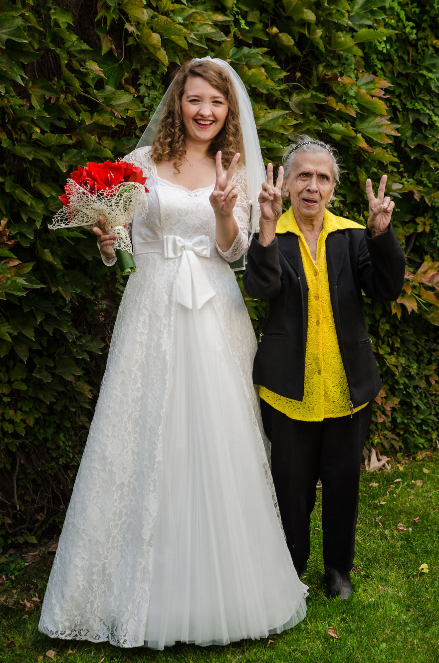 Bride Invites Lonely Grannies To Be Her Bridesmaids Bride Invites Lonely Grannies To Be Her Bridesmaids