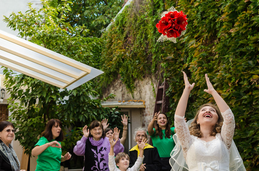 Bride Invites Lonely Grannies To Be Her Bridesmaids Bride Invites Lonely Grannies To Be Her Bridesmaids