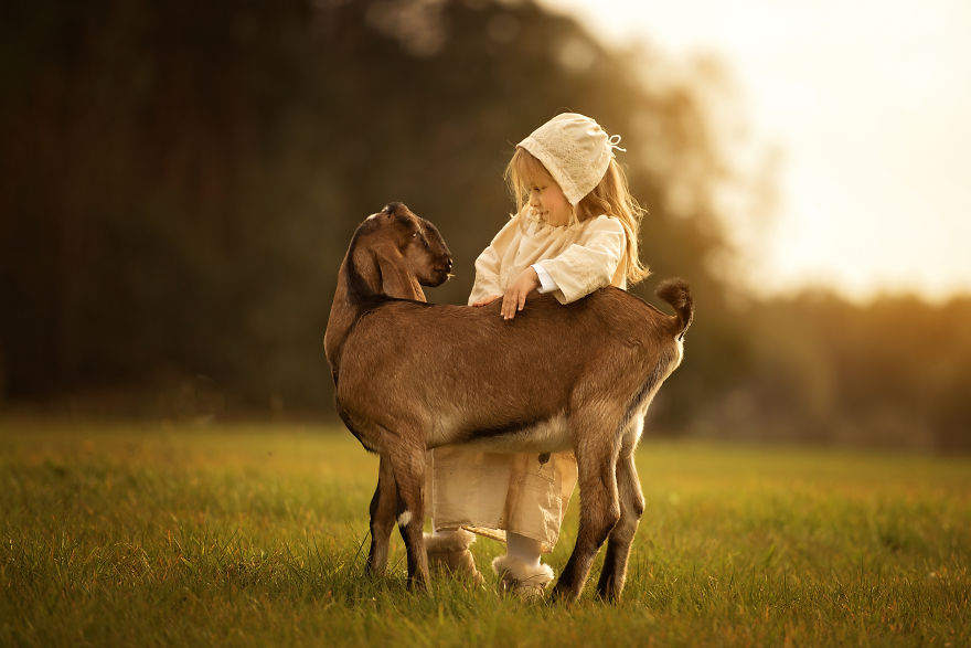I Photograph My 5-Year-Old Daughter And Her Friends In Different Scenarios Wearing Costumes Made By My Mother I Photograph My 5-Year-Old Daughter And Her Friends In Different Scenarios Wearing Costumes Made By My Mother