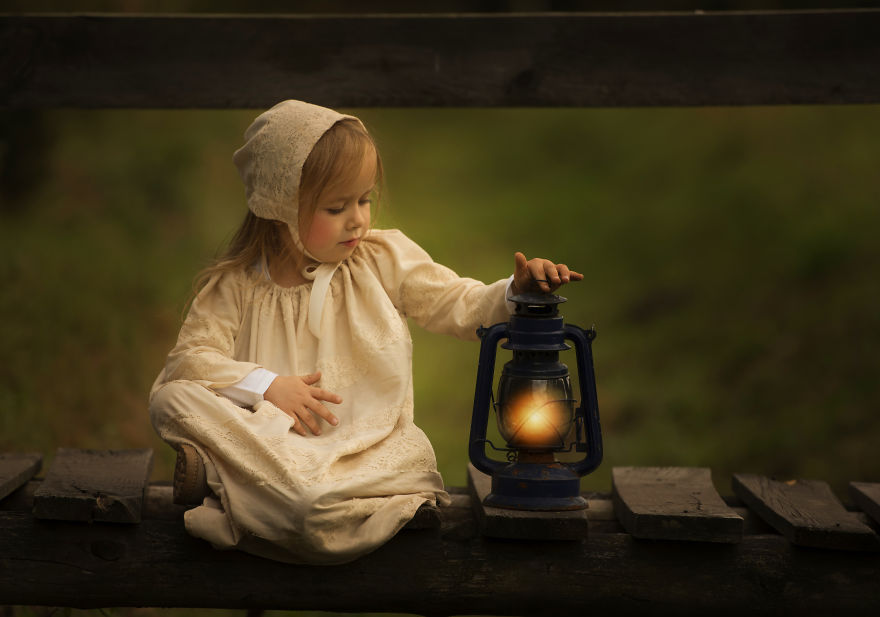 I Photograph My 5-Year-Old Daughter And Her Friends In Different Scenarios Wearing Costumes Made By My Mother I Photograph My 5-Year-Old Daughter And Her Friends In Different Scenarios Wearing Costumes Made By My Mother