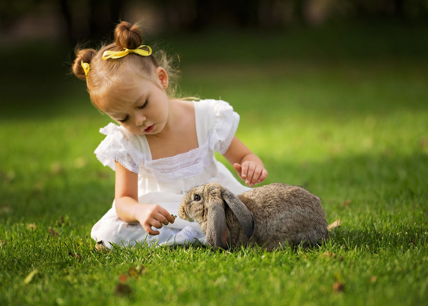 I Photograph My 5-Year-Old Daughter And Her Friends In Different Scenarios Wearing Costumes Made By My Mother I Photograph My 5-Year-Old Daughter And Her Friends In Different Scenarios Wearing Costumes Made By My Mother