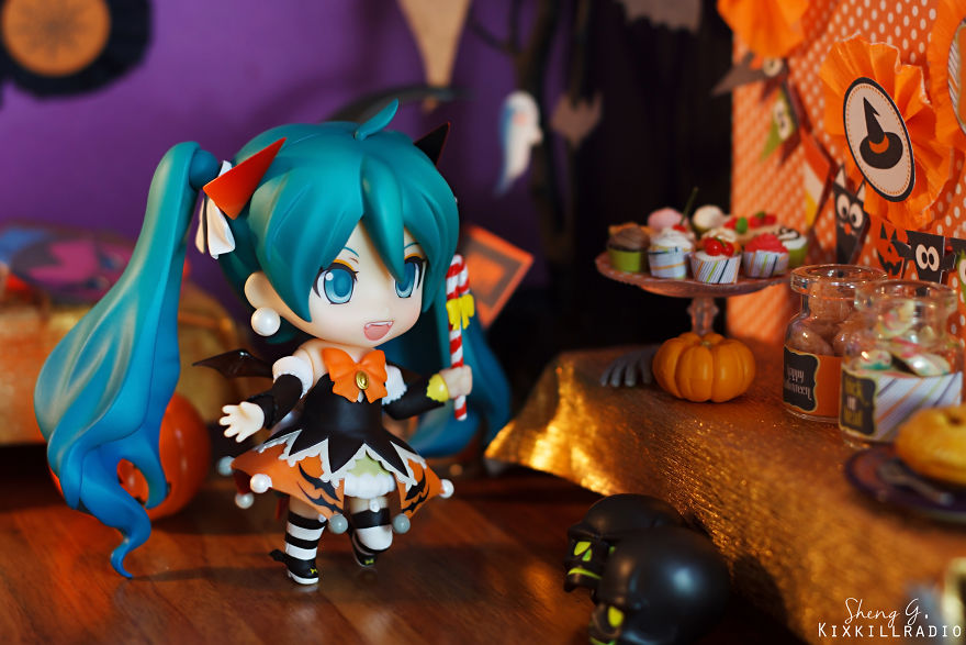 Cute Halloween-Themed Photoshoot Of Toys