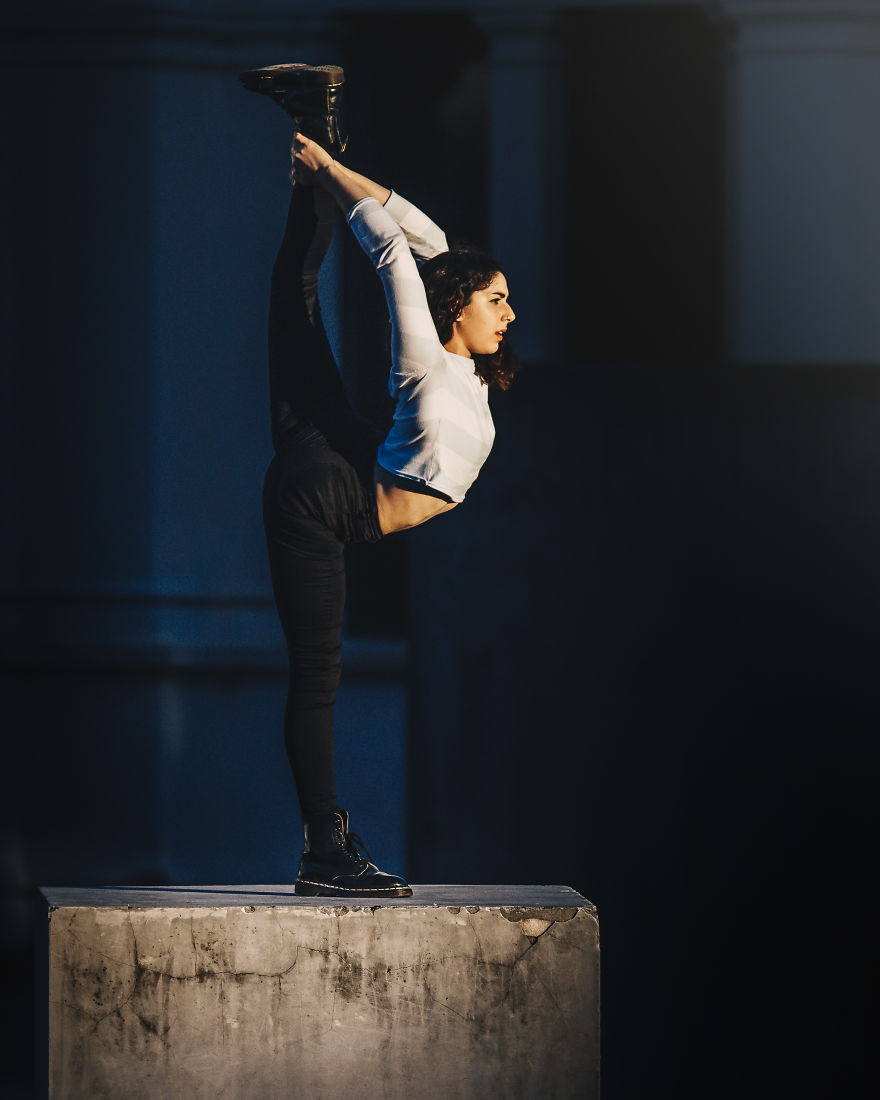 I Take Photos Of Circus Artists In Urban Settings