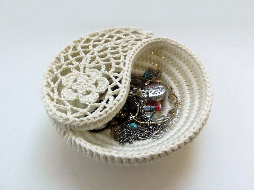 These Yin Yang Jewelry Dishes Are Crocheted On Rope These Yin Yang Jewelry Dishes Are Crocheted On Rope