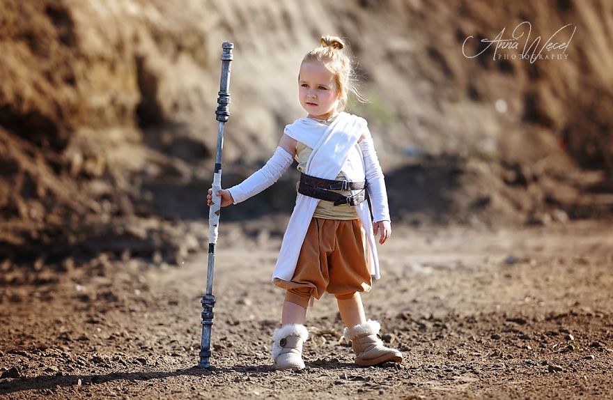 I Photograph My 5-Year-Old Daughter And Her Friends In Different Scenarios Wearing Costumes Made By My Mother I Photograph My 5-Year-Old Daughter And Her Friends In Different Scenarios Wearing Costumes Made By My Mother