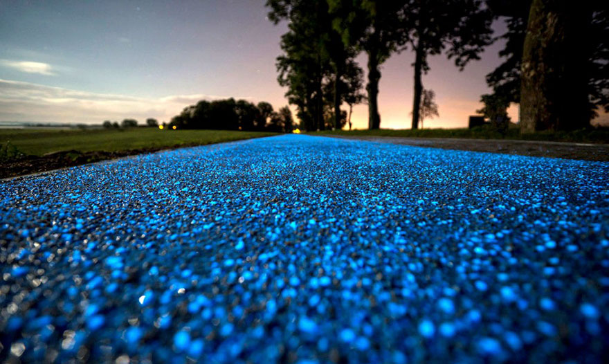 glowing blue bike lane-TPA-instytut-badan-technicznych-poland-2 glowing blue bike lane-TPA-instytut-badan-technicznych-poland-2