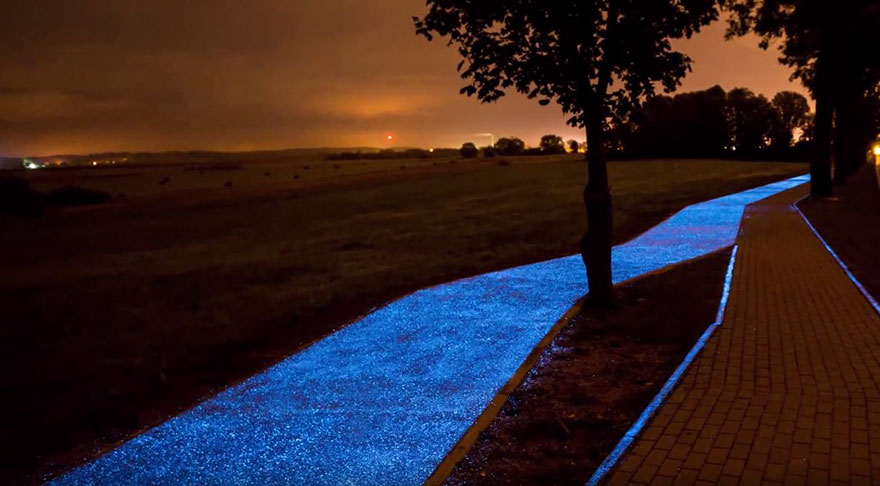 glowing blue bike lane-TPA-instytut-badan-technicznych-poland-3 glowing blue bike lane-TPA-instytut-badan-technicznych-poland-3