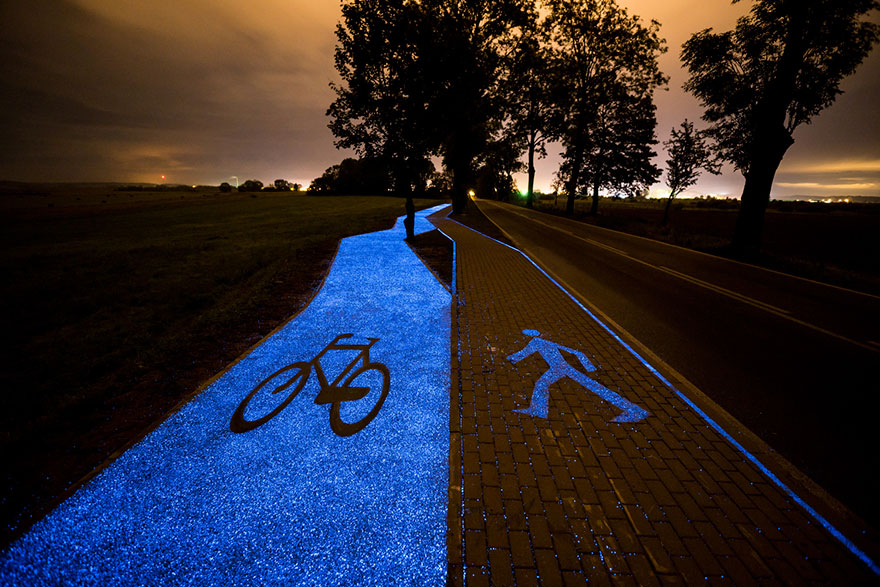 glowing blue bike lane-TPA-instytut-badan-technicznych-poland-6 glowing blue bike lane-TPA-instytut-badan-technicznych-poland-6