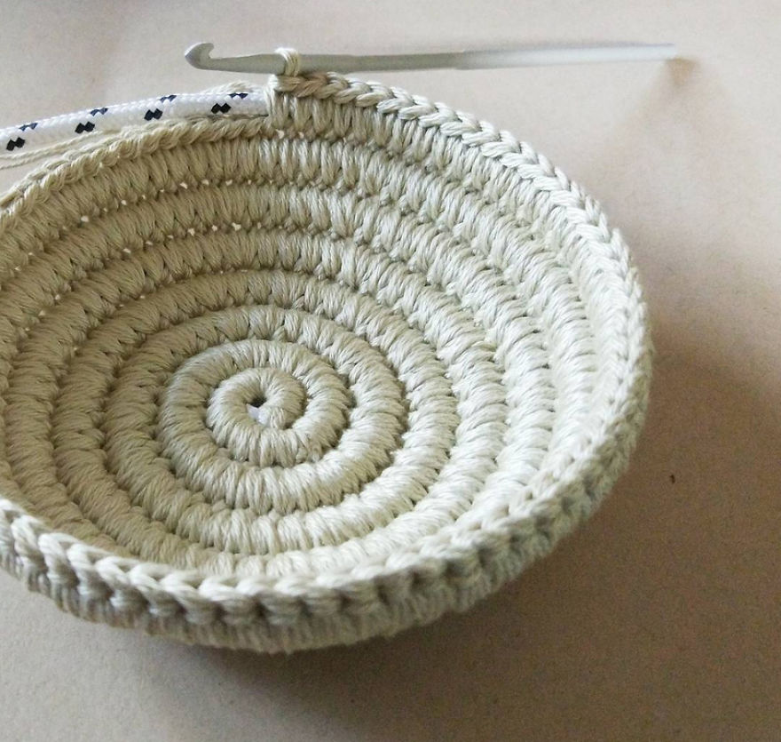 These Yin Yang Jewelry Dishes Are Crocheted On Rope