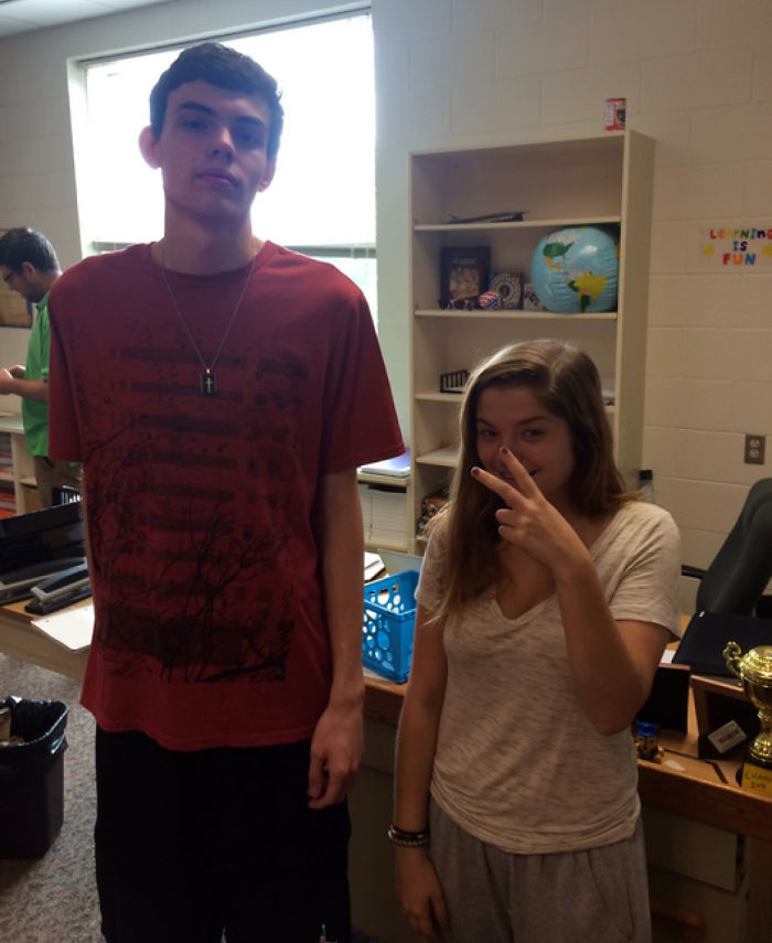 Super Tall 17-Year-Old Is Handing Out Business Cards To People Who Won&rsquo;t Stop Asking About His Height