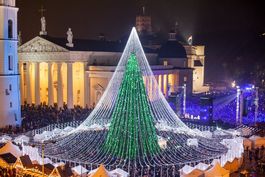 Unique Christmas Tree Illuminated By 50,000 Lightbulbs Opens Festive Season In Vilnius