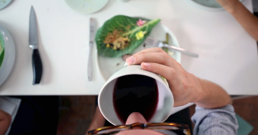 I Turned Bones Of 200 People Into Dinnerware To Host An Unusual Dinner, And Now It’s A Business I Turned Bones Of 200 People Into Dinnerware To Host An Unusual Dinner, And Now It’s A Business